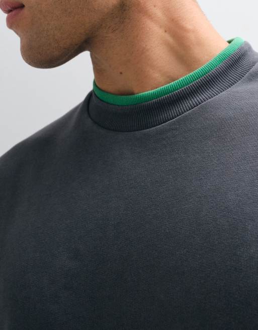 ASOS DESIGN - sudadera oversize de cuello redondo con interior de rizo, lavado ácido y efecto de capas en canalé en gris carbón, 2 de 5