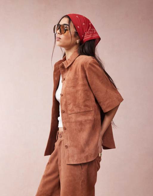 ASOS DESIGN - Suède cropped recht overhemd in bruin, deel van co-ord set