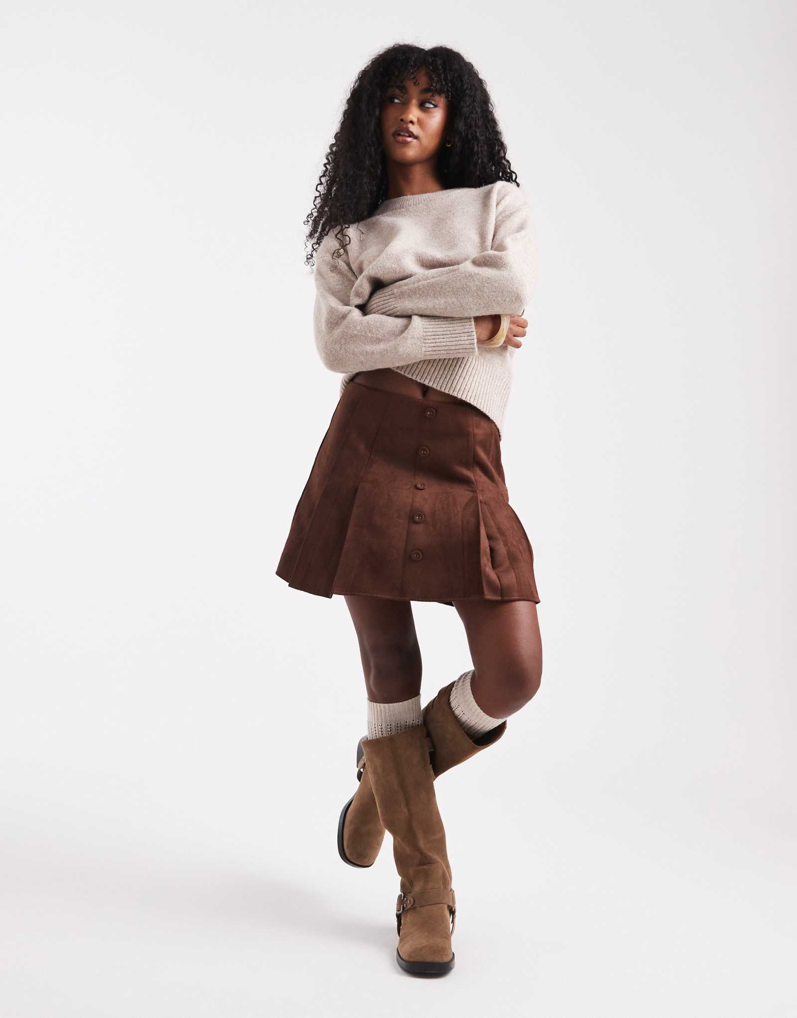 Модель ASOS DESIGN из замши с пуговицами спереди коричневого цвета