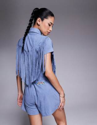 Mono corto azul empolvado con diseño bordado y detalle de flecos de antelina de ASOS DESIGN