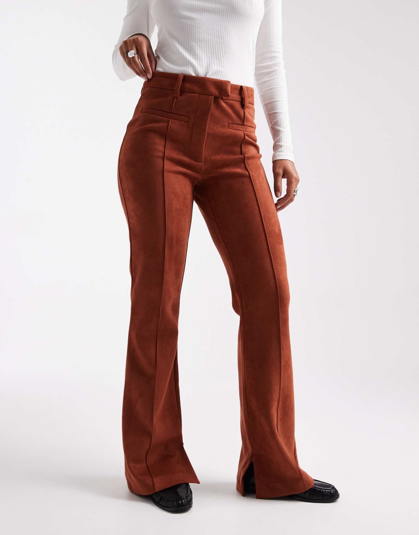 Дизайнерские брюки-клеш из замши с накладными карманами ASOS коричневого цвета