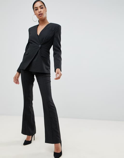 Blazer with pointed outlet shoulders