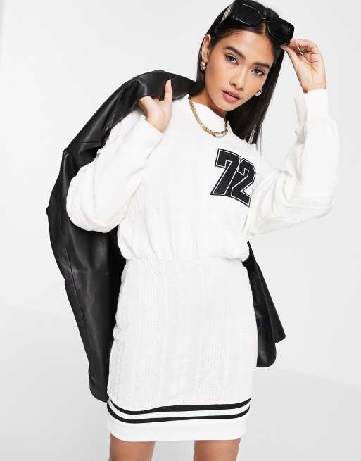 ASOS DESIGN – Sukienka dzianinowa o splocie warkoczowym, w kolorze kości słoniowej, z logo