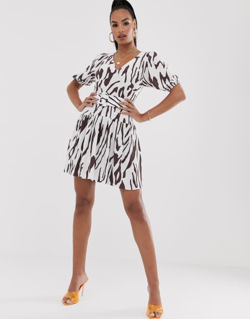 ASOS DESIGN – Sukienka koktajlowa mini z paskiem, bufiastymi rękawami i nowoczesnym wzorem