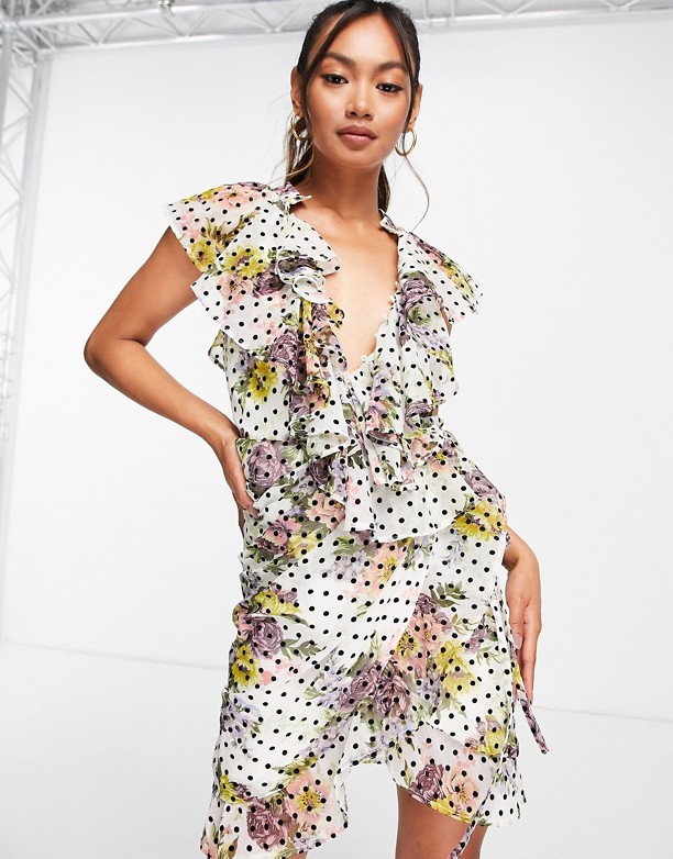  Kupić ASOS DESIGN – Sukienka kopertowa mini z falbaną z materiału dobby w kwiatowy wzÓr Kwiatowy WzÓr