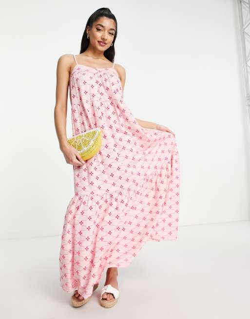 ASOS DESIGN – Sukienka maxi na ramiączkach w dwóch odcieniach różu w haftowany wzór z ozdobnym zapięciem na guziki