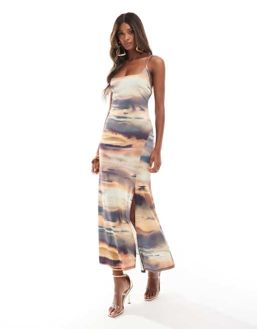 ASOS DESIGN – Sukienka maxi na ramiączkach z dekoltem karo i paseczkami na plecach we wzór z motywem zachodu słońca