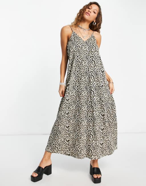 ASOS DESIGN – Sukienka maxi o fasonie z odkrytymi plecami i dekoltem w szpic, we wzór w cętki 