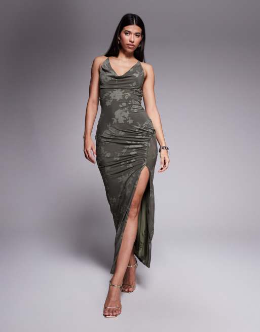 ASOS DESIGN – Sukienka maxi w kolorze khaki z drapowanym dekoltem typu halter, wypalanym wzorem i metalowym elementem w złotym kolorze