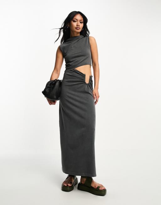 ASOS DESIGN – Sukienka maxi w spranym szarym kolorze z wycięciem z boku i złotym zdobieniem 