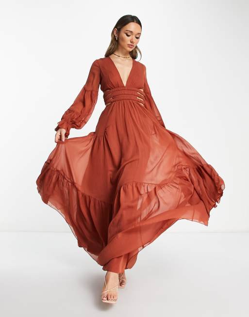 ASOS DESIGN – Sukienka maxi z głębokim dekoltem i elastyczną talią z wycięciami w rdzawym kolorze