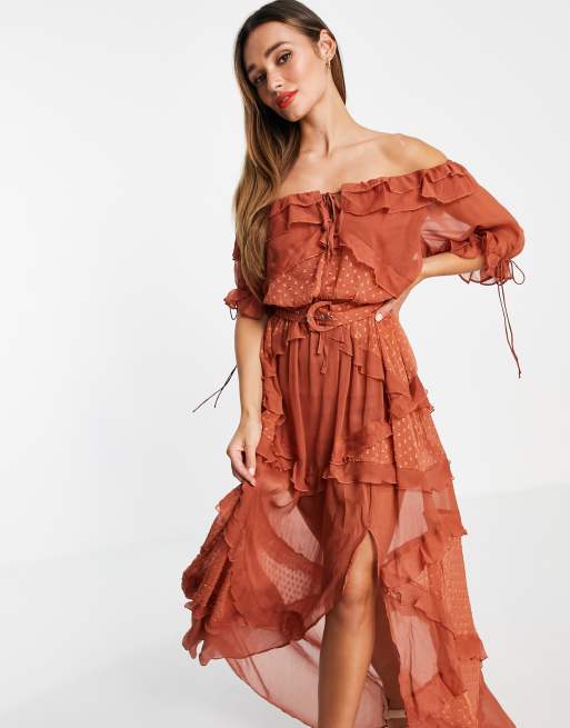 ASOS DESIGN – Sukienka maxi z mieszanki szyfonu i tkaniny dobby z odkrytymi ramionami i paskiem