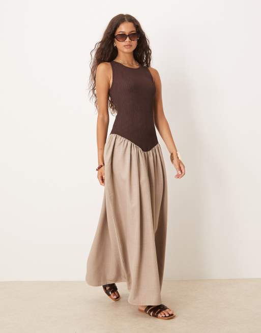ASOS DESIGN – Sukienka maxi z prążkowaną górą o fasonie bokserki i spódnicą w odcieniach brązu