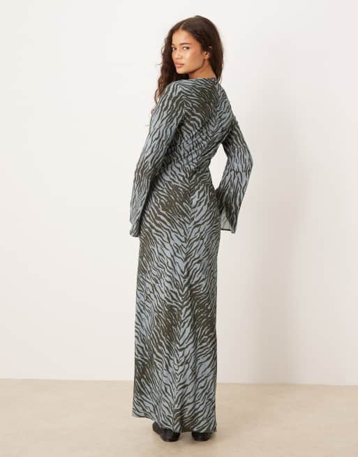 ASOS DESIGN – Sukienka maxi z prostym dekoltem w zwierzęcy wzór, 3 z 4