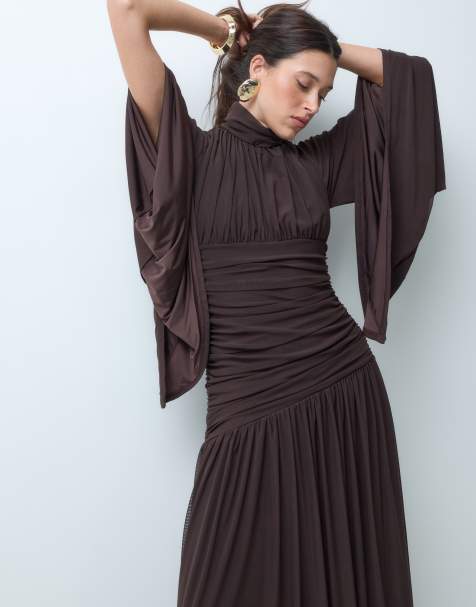ASOS DESIGN sukienka maxi z siateczki, z golfem i zabudowanym fasonem, z detalem rękawów waterfall, w kolorze czekoladowym - view 1