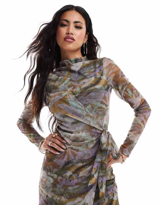 ASOS DESIGN – Sukienka maxi z zabudowanym dekoltem i kopertowym detalem w ciemny kwiatowy wzór