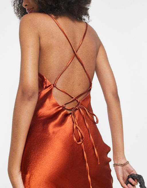ASOS DESIGN – Sukienka midi na ramiączkach, z satyny o wysokim połysku w  kolorze rdzawym, sznurowana na plecach | ASOS