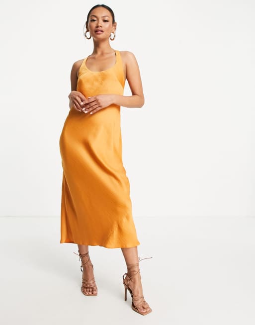 ASOS DESIGN – Sukienka midi o skośnym kroju z wycięciem na plecach z satynowego diagonalu