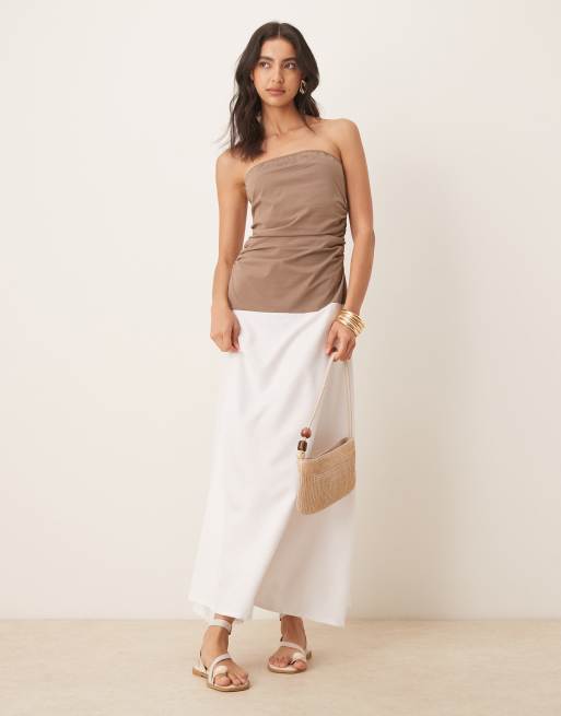ASOS DESIGN – Sukienka midi z dekoltem bandeau i spódnicą z popeliny w kolorach białym i jasnobrązowy