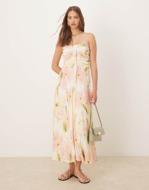ASOS DESIGN – Sukienka midi z godetami i dekoltem bandeau w rozmyty, kwiatowy wzór