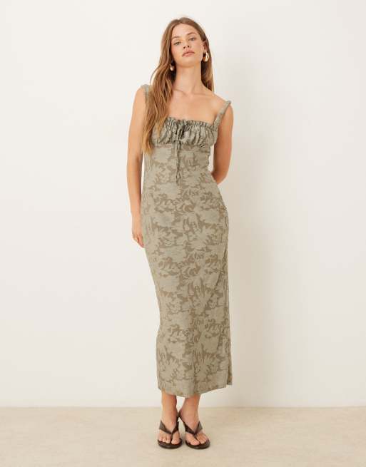 ASOS DESIGN – Sukienka midi z marszczoną gorsetową górą w kolorze khaki ze wzorem devore