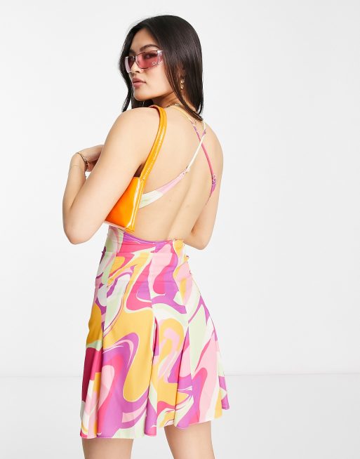 ASOS DESIGN – Sukienka mini na ramiączkach z godetową spódnicą w jaskrawy wzór w esy-floresy 