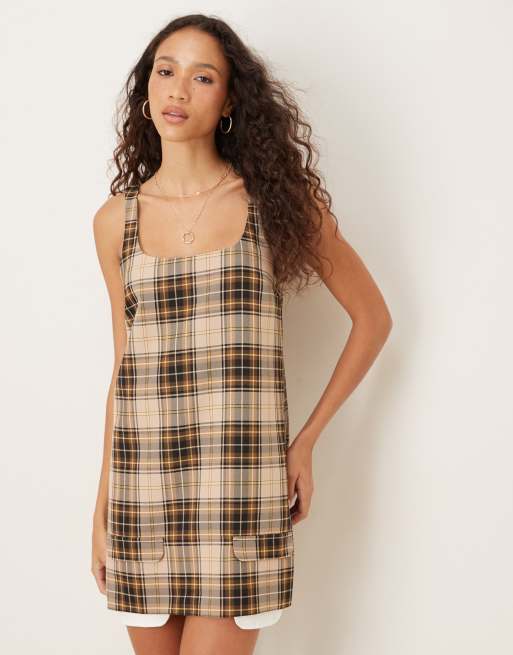 ASOS DESIGN – Sukienka mini o prostym kroju z dekoltem w kształcie U w brązową kratę