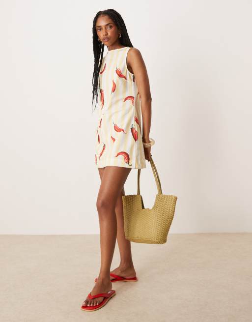 ASOS DESIGN – Sukienka mini o prostym kroju z prostym dekoltem we wzór w czerwone papryczki chili