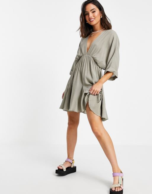 ASOS DESIGN – Sukienka mini typu skater w kolorze khaki z dekoltem w kształcie V z przodu i z tyłu