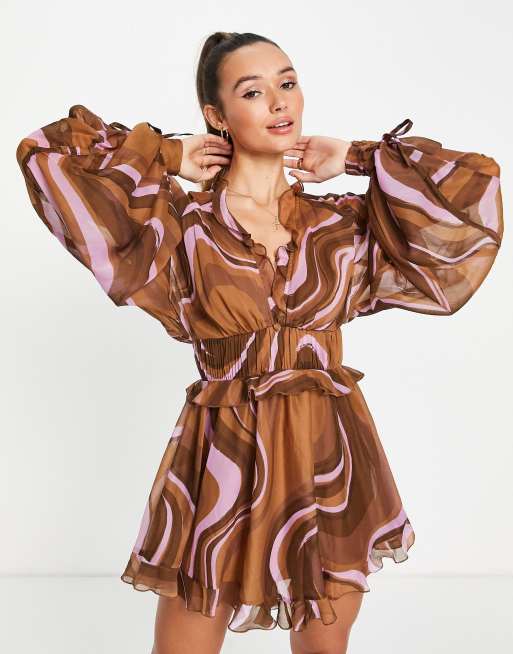 ASOS DESIGN – Sukienka mini w abstrakcyjny wzór z marszczoną talią i ozdobnym wiązaniem 