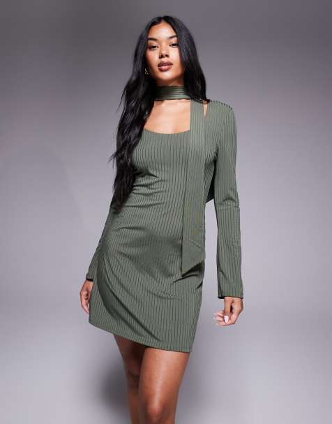 ASOS DESIGN – Sukienka mini w kolorze khaki z dekoltem w kształcie litery U z szalikiem - view 1