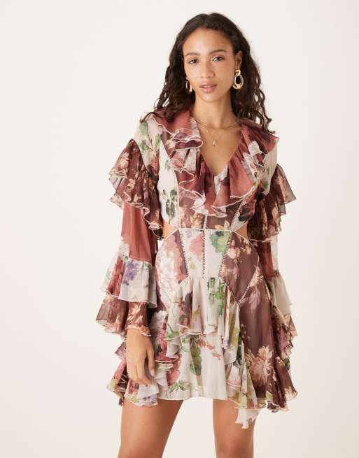 ASOS DESIGN – Sukienka mini w mieszany kwiatowy wzór z falbankami, godetami, wycięciem i rozkloszowanymi rękawami