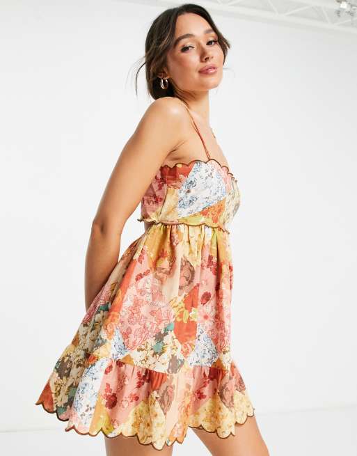 ASOS DESIGN – Sukienka mini w patchworkowy kwiatowy wzór z ząbkowanym wykończeniem i wycięciem na plecach