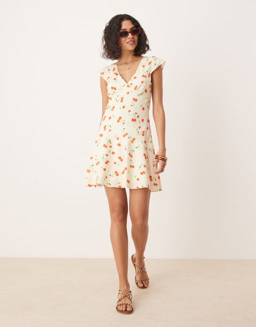 ASOS DESIGN – Sukienka mini z dekoltem w kształcie litery V, zwiewnymi rękawami i wzorem w wiśnie