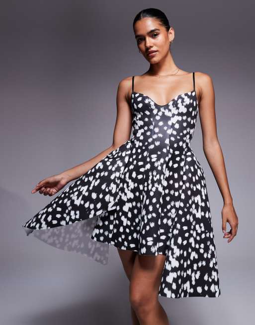 ASOS DESIGN – Sukienka mini z koła z asymetrycznym dołem w groszki