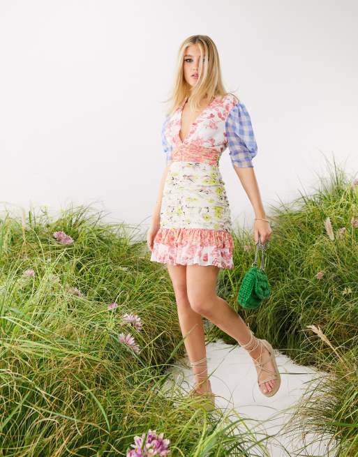 ASOS DESIGN – Sukienka mini z miękkiej mieszanki tkaniny z marszczeniem i kwiatowym wzorem