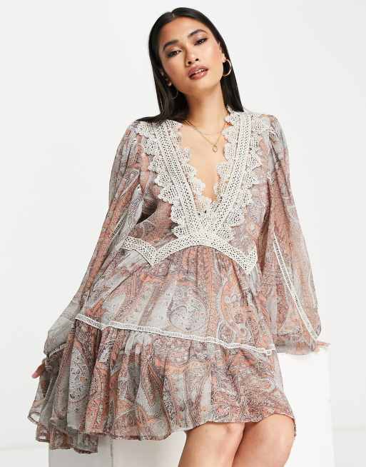 ASOS DESIGN – Sukienka mini z warstwową spódnicą i koronkowym wykończeniem, we wzór paisley 
