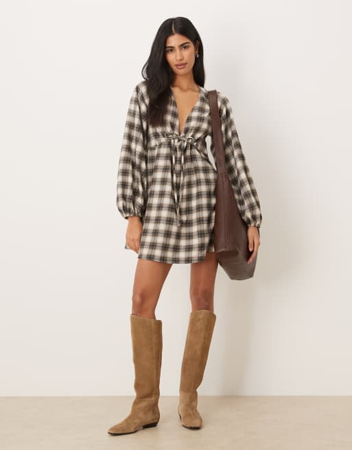 ASOS DESIGN – Sukienka mini z wiązanym dekoltem w szpic i obszernymi rękawami w kratkę w kolorach jasnobrązowym i granatowym