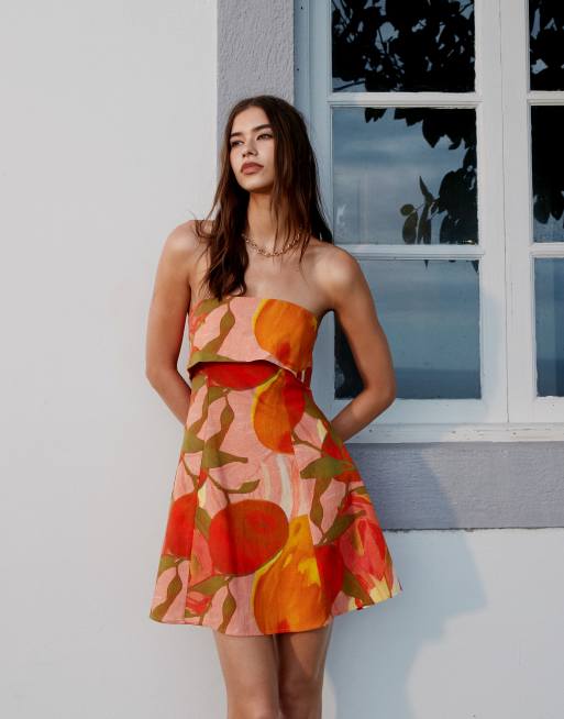 ASOS DESIGN – Sukienka mini z wywijanym dekoltem bandeau w kolorze terakoty we wzór w owoce