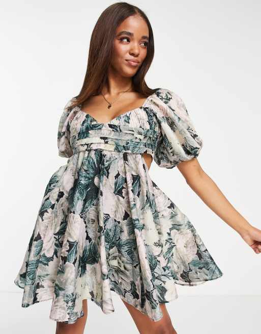 ASOS DESIGN – Sukienka mini z zakładkami z teksturowanego woalu w ciemny kwiatowy wzór
