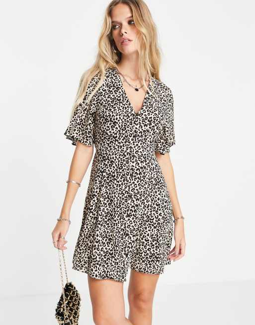 ASOS DESIGN – Sukienka mini zapinana na guziki, z wiązaniem na plecach i rozkloszowanymi rękawami, w zwierzęcy wzór