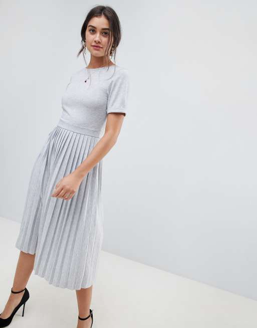ASOS DESIGN – Sukienka o długości midi z plisowaną spódnicą