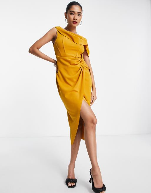 ASOS DESIGN – Sukienka ołówkowa z opadającymi ramionami i kopertowym zebranym dołem w kolorze musztardowym