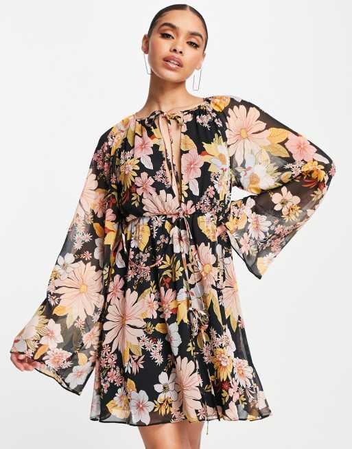 ASOS DESIGN – Sukienka skater mini we wzór w kwiaty retro, z łezką z przodu i paskiem