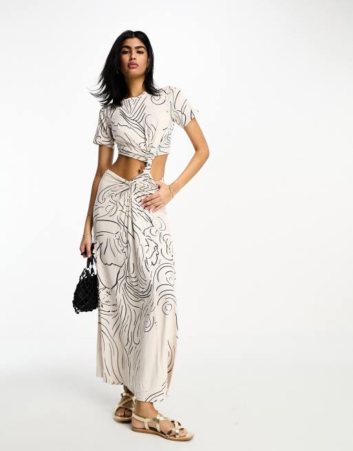 ASOS DESIGN – Sukienka t-shirtowa maxi z wycięciem na plecach i marszczoną wstawką w abstrakcyjny wzór