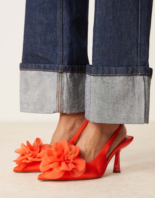 ASOS DESIGN – Sunrise – Pomarańczowe buty na średnim obcasie z paskiem za piętą i ozdobnym kwiatkiem