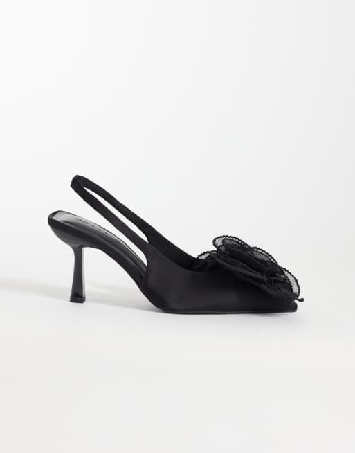 ASOS DESIGN - Sunset - Slingback schoenen met brede pasvorm, oversized corsage en halfhoge hak in zwart satijn, 1 van 4