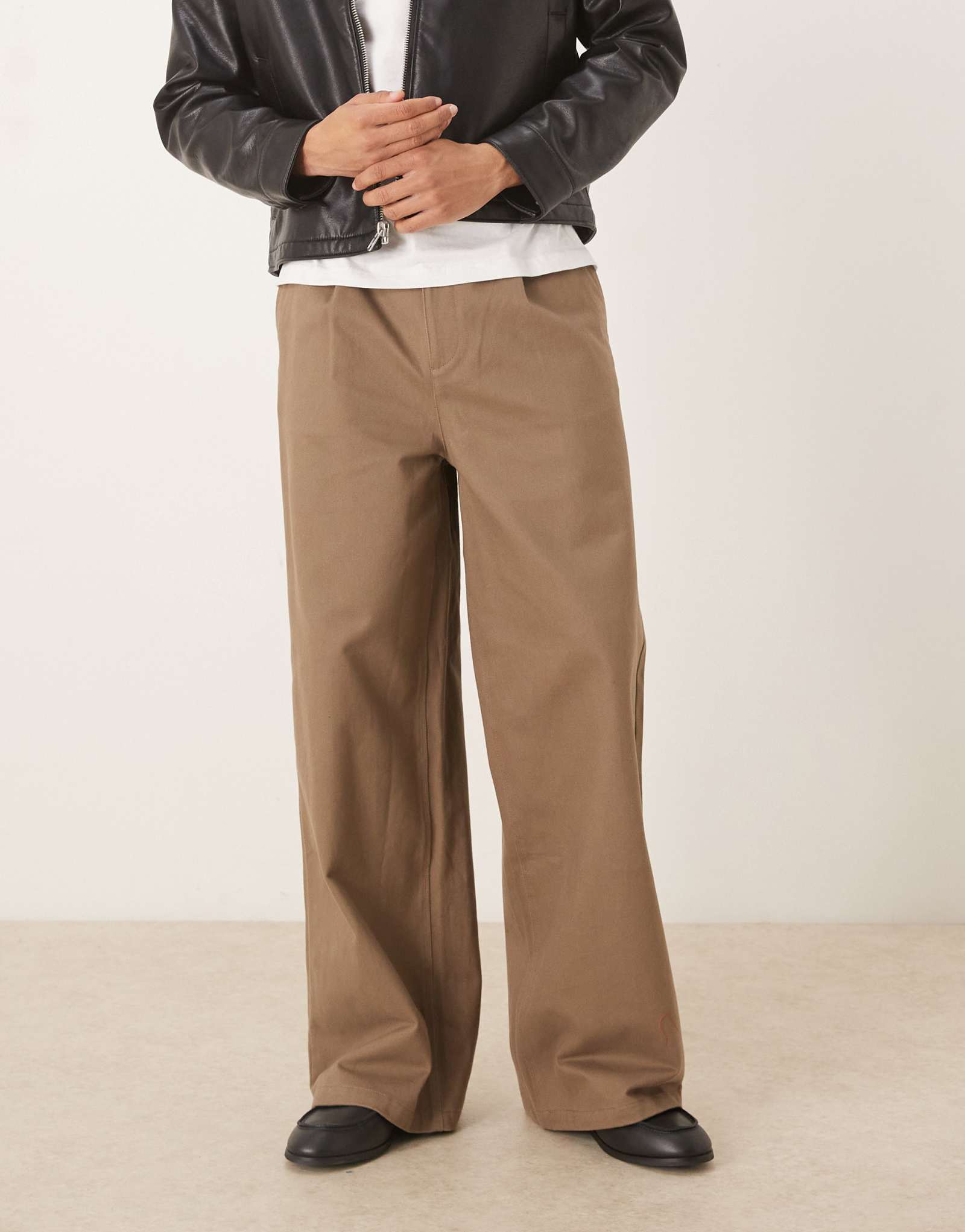 ДИЗАЙНЕРСКИЕ суперсовременные брюки из искусственной замши ASOS DESIGN коричневого цвета со складками