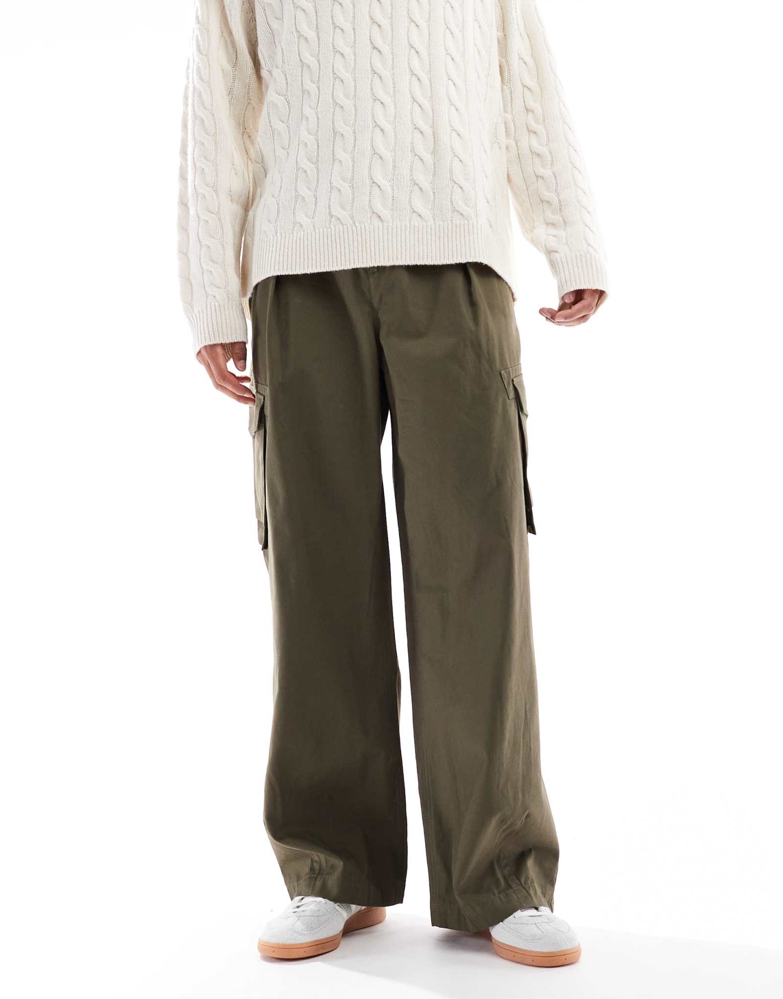 Дизайнерские суперсовременные брюки-карго со складками цвета хаки от ASOS DESIGN