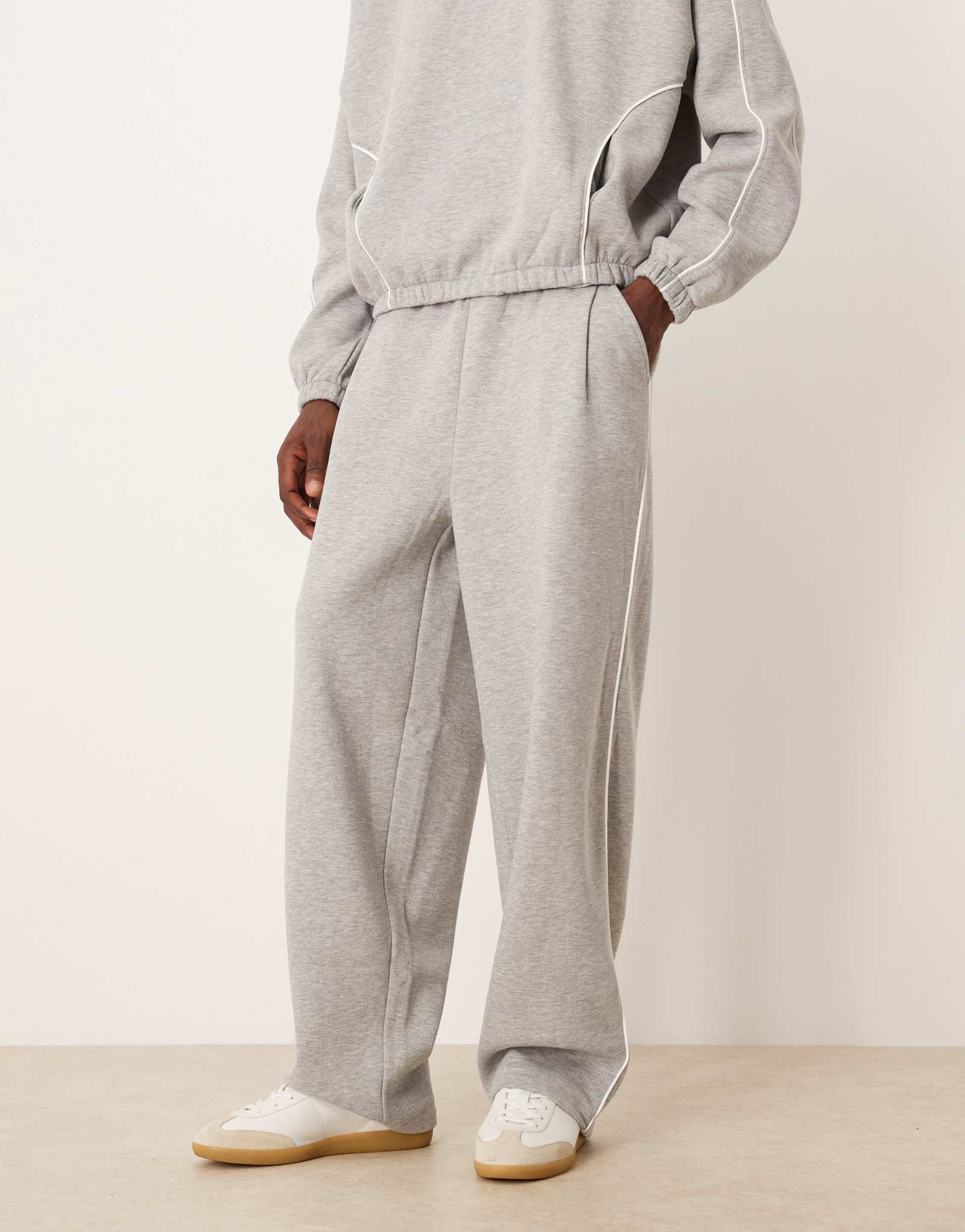 Дизайнерские спортивные брюки ASOS DESIGN super baggy с окантовкой по бокам цвета вереска серого цвета - часть комплекта